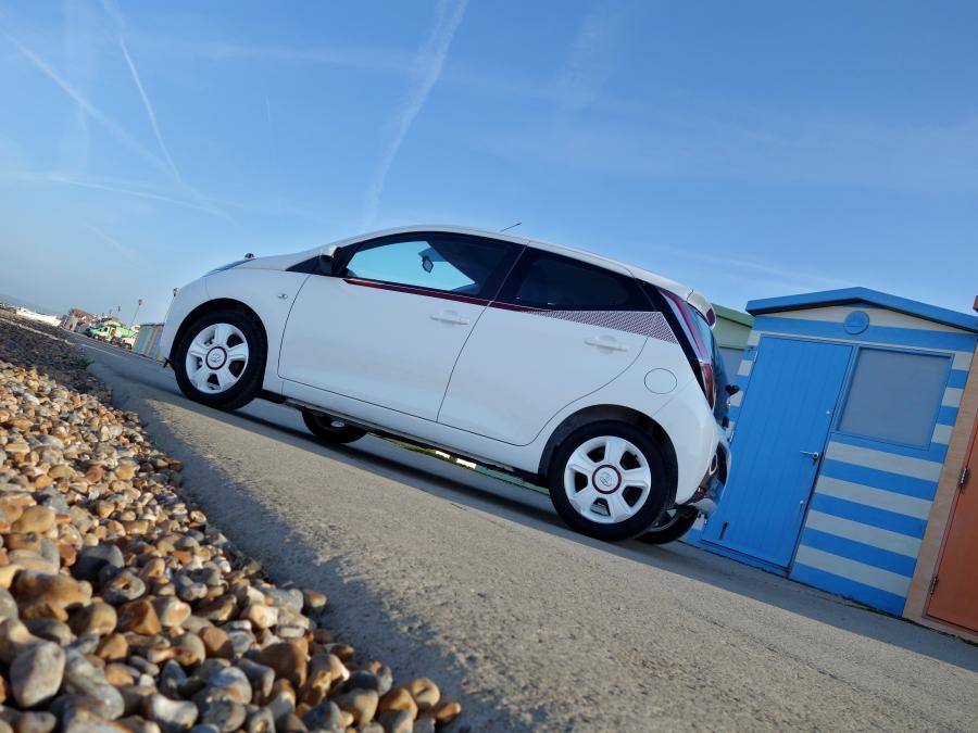  Toyota Aygo x-claim 5-Door 2017 года  (UK) (фото 5 из 17)